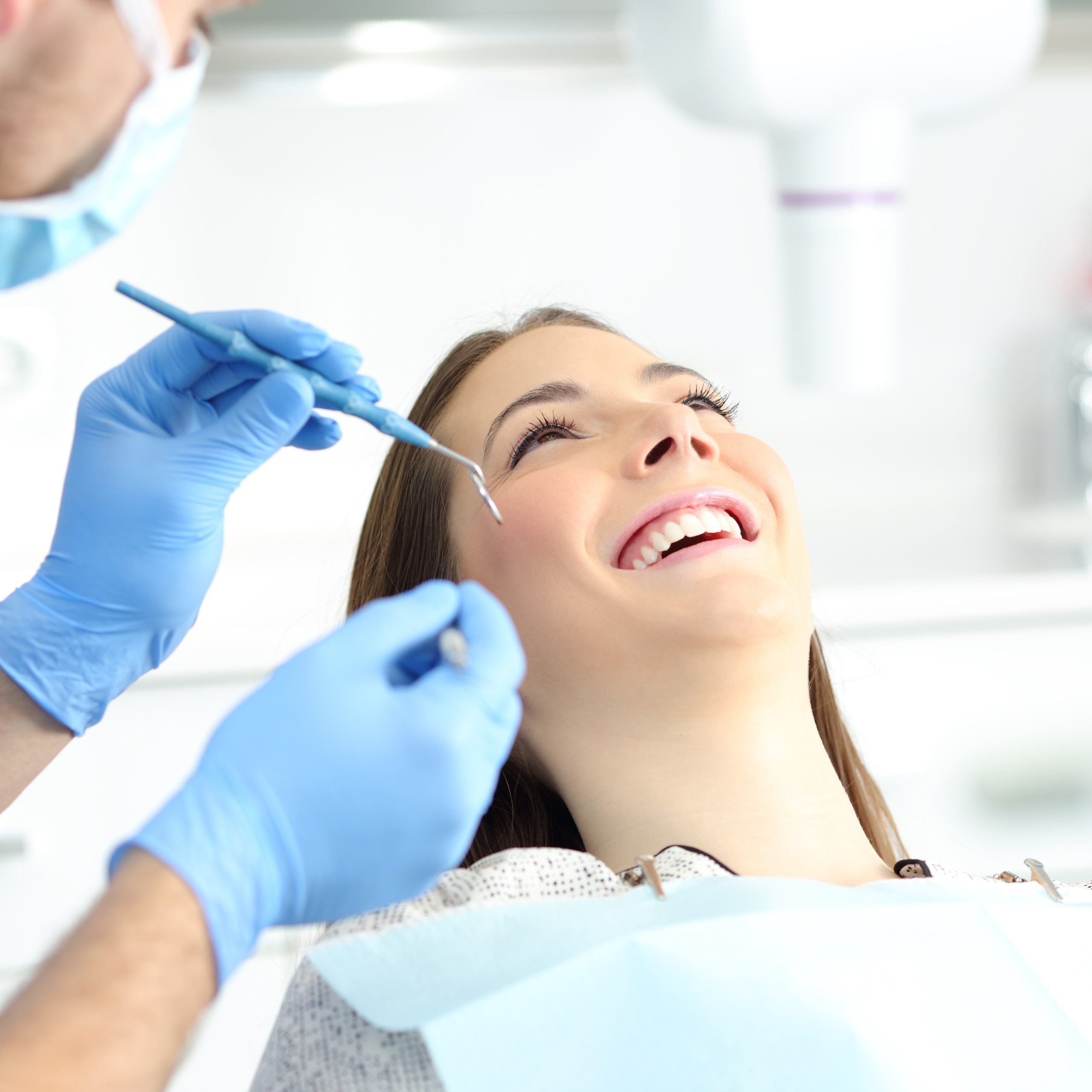 Chica haciéndose una endodoncia en el odontólogo